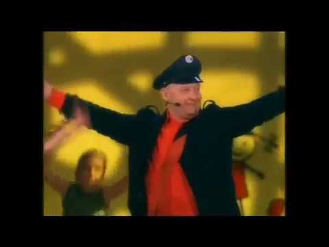 Видео: Почтальон дядя Саша - "Песня почтальона" (детская песня, Лужники, 2010)