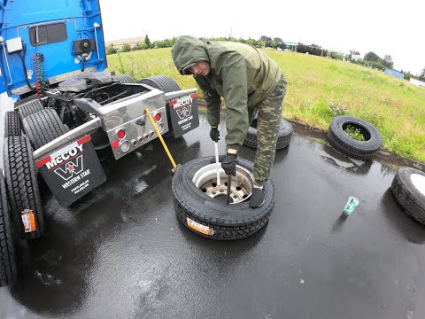 Видео: Дальнобой США  Разбортировка и забортировка колес на.... Truck ....