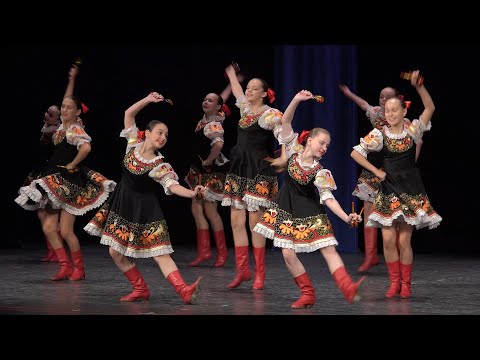 Видео: "Золотая хохлома", Ансамбль "Школьные годы". "Golden Khokhloma", The Ensemble "School years".