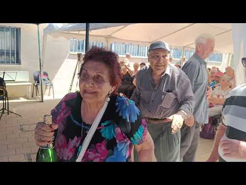 Видео: В летнем саду