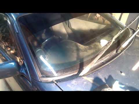 Видео: Как убрать краску со стекла