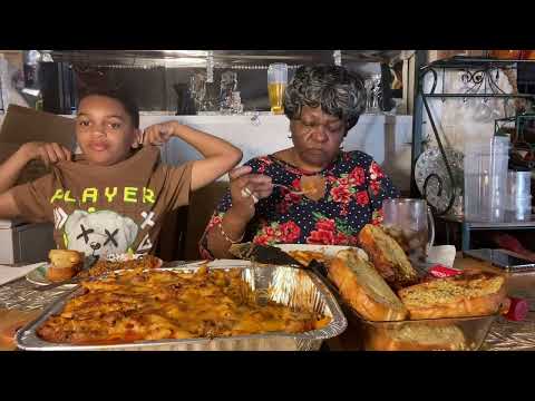 Видео: У нас есть Зени с говядиной и свежим чесночным хлебом.