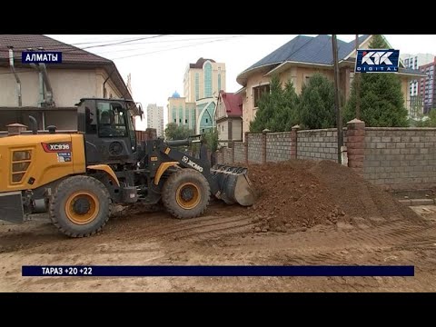 Видео: После ливня в Алматы под землю уходят автобусы и машины