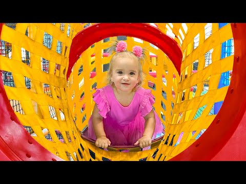 Видео: Алиса и мама играют в Игровом центре для детей!