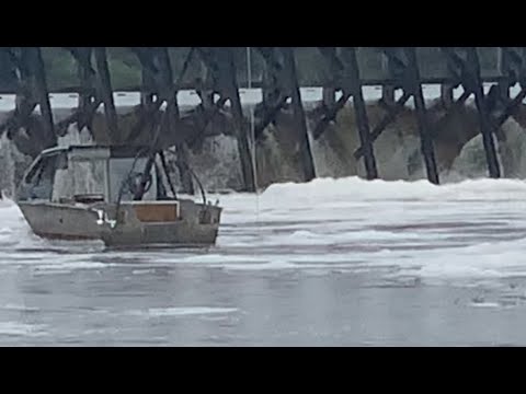 Видео: Плотина на реке Сухона. Вологодская область. В поиске крупного хищника или мормышинг выручает :-)