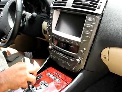Видео: Как снять радио / навигацию / дисплей с Lexus IS250, IS350 2006, 2007, 2008 годов для ремонта
