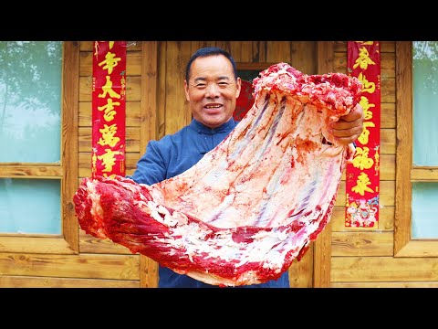 Видео: Купил говяжьи ребрышки, сделал из них перечный стейк, позвал несколько друзей, чтобы поесть напрямую