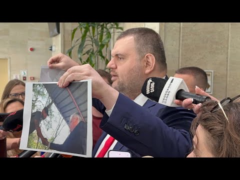 Видео: Пеевски показа снимка на Бойко Рашков и Мухарем Мухата - един от задържаните на изборите в Пазарджик
