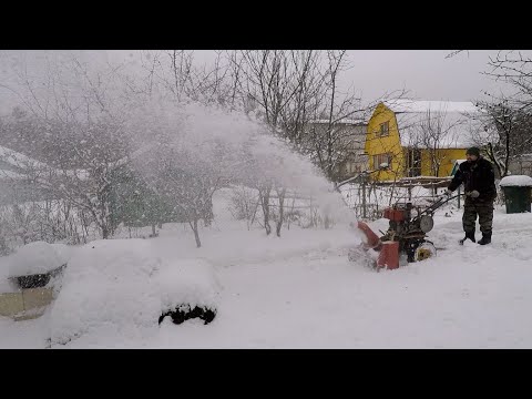 Видео: Cнегоуборщик СУН.1 Угра с "Каскадом" убирает мокрый снег