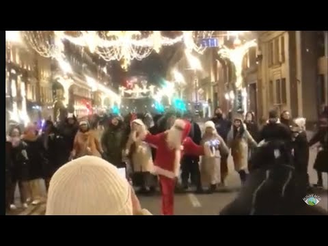 Видео: 🎅 1 января 2024 в Питере. Люди поют и танцуют на Невском проспекте.