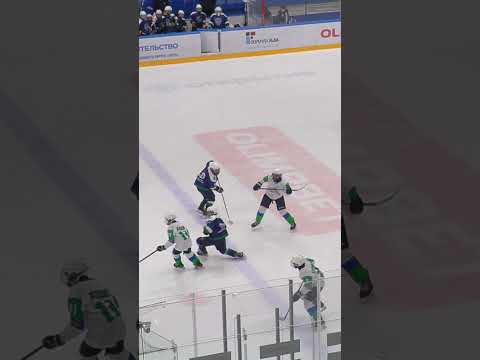 Видео: Танец Романа Казанина #hockey #хоккей #югра #юмор #салават #sports #топ #icehockey #танец