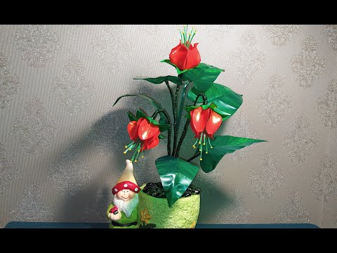 Видео: Цветок из донышек от пластиковых бутылок. Мастер класс.