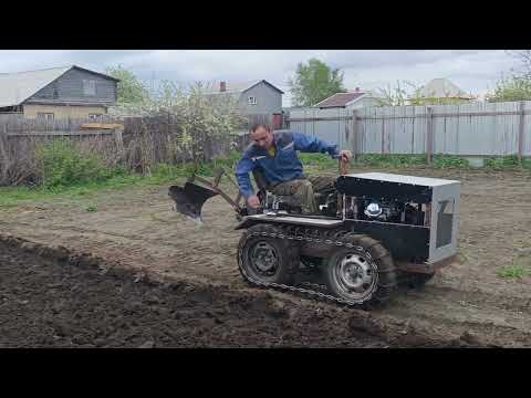 Видео: Гусеничный мини трактор , первая борозда.