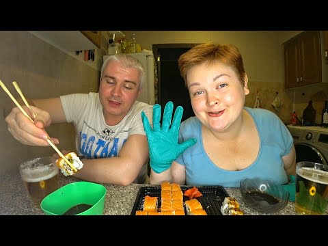 Видео: Муж устроил РОМАНТИЧЕСКИЙ ужин при свечах на годовщину свадьбы) МУКБАНГ роллы и суши Филадельфия