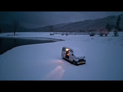 Видео: [Кемпинг на снежной машине]Кемпинг в одиночестве на маленькой машине. Тихая снежная ночь.