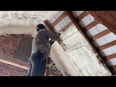 Видео: Утеплення будинків, дахів пінополіуретаном. ППУ. Піною. PPU