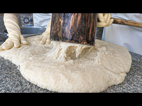 Видео: 4 самых жевательных и вкусных рисовых лепешки, приготовленных с помощью гигантского молота