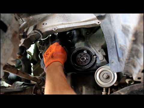 Видео: Замена ремня ГРМ и роликов на Mitsubishi Colt 1,5 Мицубиси Кольт 2003 года 1часть