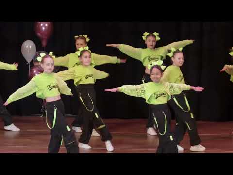 Видео: Dance Monkey Tones and I | Дэнс Манки танец флешмоб | Танцуют девочки 10 - 9 лет