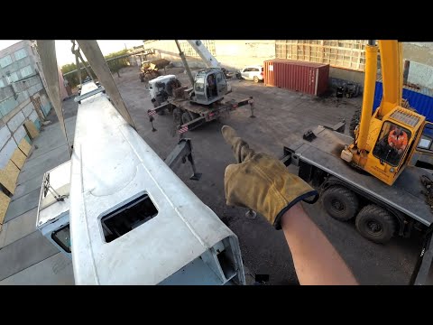 Видео: Ставим стрелу на автокран, заколачиваю палец стрелы. КС 65713-1 Галичанин.