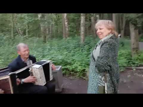 Видео: Измайловский пятачок, Гармонисты Вячеслав Лунёв и Валерий Дащинский. Исп. Любовь Погонина