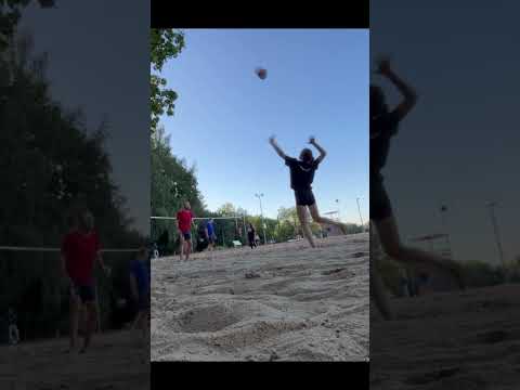 Видео: С моей ученицей на разминке на пляже. Волейбол #alexmgs ​#shorts #волейбол #спорт #пляж #volleyball