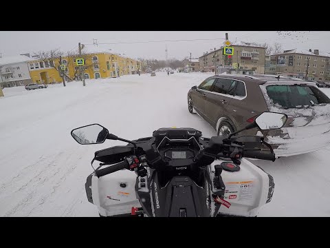 Видео: На квадроцикле в большой снегопад по городу, Stels Guepard 650.