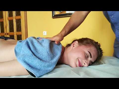Видео: Мануальная терапия - исправление осанки ( Chiropractic posture correction)