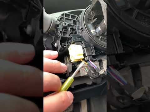 Видео: Установка подрулевых переключателей (лепестков) Камри 70 camry