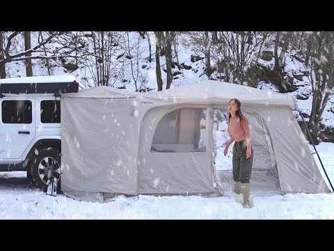 Видео: Снежная замороженная дикая лесная подстилка в одиночестве Кемпинг / Горячая палатка на морозе