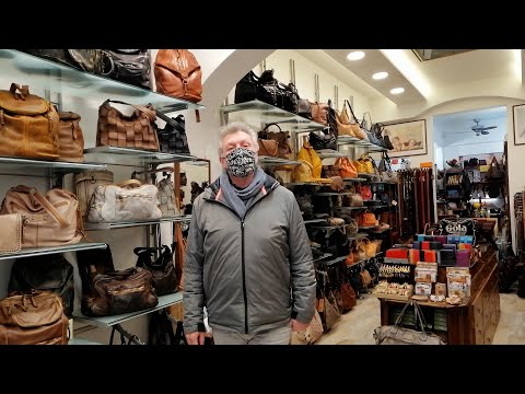 Видео: Итальянские кожаные сумки на рынке Сан - Лоренцо во Флоренции/ Фабио любезно показал модные сумочки