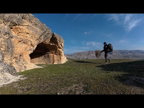 Видео: Кемпинг в 13 000-летней пещере ⛰️ | Лагерь в одиночной пещере, костёр и звуки природы