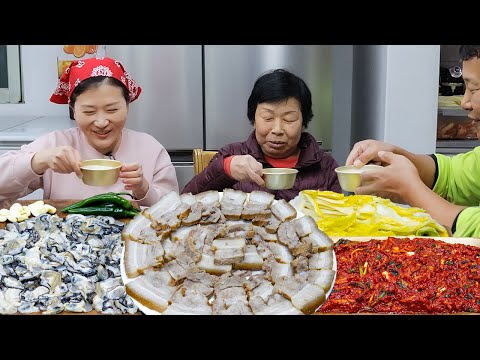 Видео: Кимджанг готовит кимчи дома с семьей | Сырые устрицы, отварная свинина, макколли МУКБАНГ