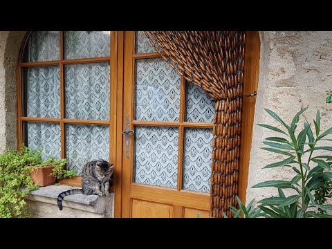 Видео: франция/ Пруд с Красными Рыбками и Кошки в закоулках в Средневековой Прованской Деревне  Cucuron