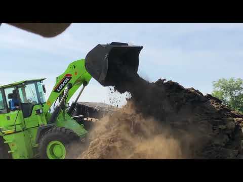 Видео: Почистил загоны большим погрузчиком .