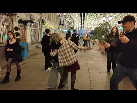 Видео: Леонид Агутин - На сиреневой Луне - #Танцы под песню 1995 года Поёт #УличныйМузыкант Слава Григорян