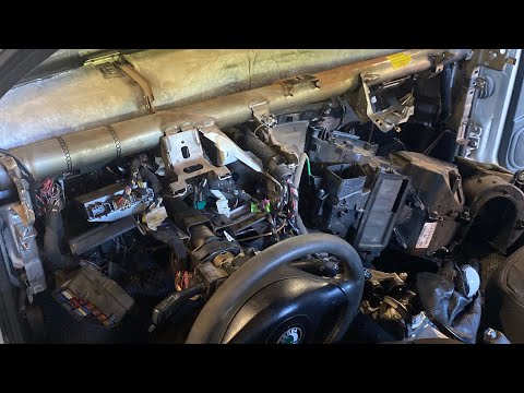 Видео: Замена радиатора печки Шкода Октавия а4 тур