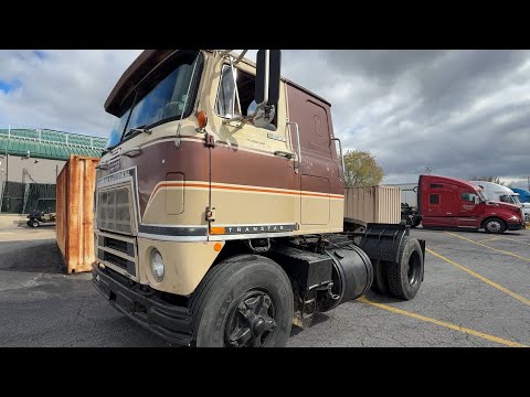 Видео: Позволяем водителям грузовиков на стоянке управлять нашими бескапотными грузовиками.