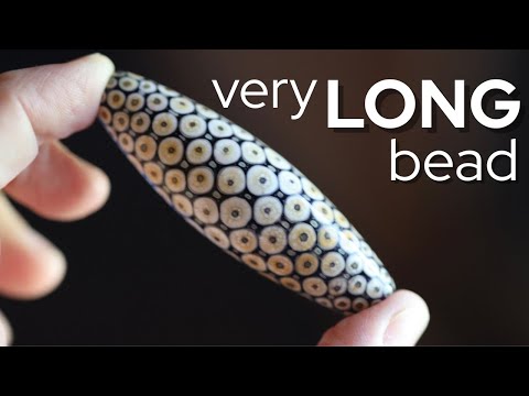 Видео: Демонстрация работы с огнем: как сделать длинную стеклянную бусину с поверхностным декором