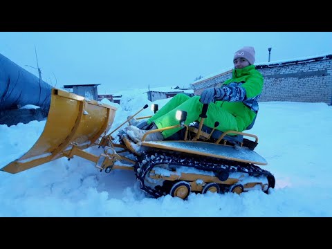 Видео: Девочка за рулем снегоуборщика