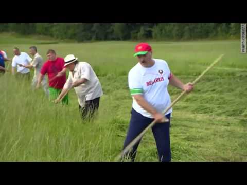 Видео: Лукашенко учит Депардье косить траву