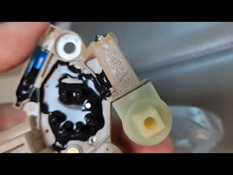 Видео: Снимаем генератор. Меняем реле-регулятор. Hyundai Santa Fe Classic (sm) 2.7 G6BA.