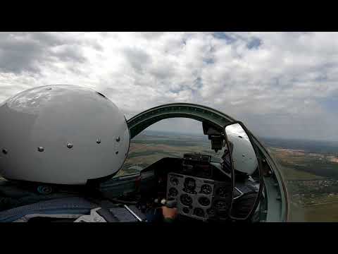 Видео: Л-39 пилотирует девушка (курсант) L-39 is piloted by a girl (cadet)