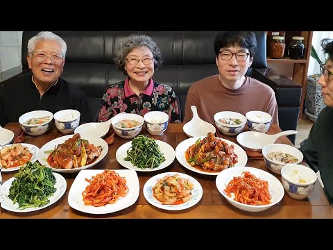 Видео: Бабушка все готовит! Грибной суп из периллы, чвинамуль, тушеная сайра с приправами (рецепт)