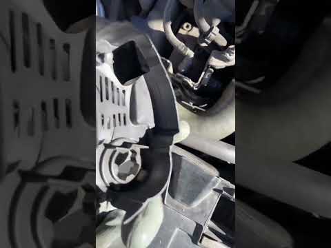 Видео: Reno Megan 3, 2014Рестайлинг. Замена щёток без снятия генератора. Ньюансы и неудачи))