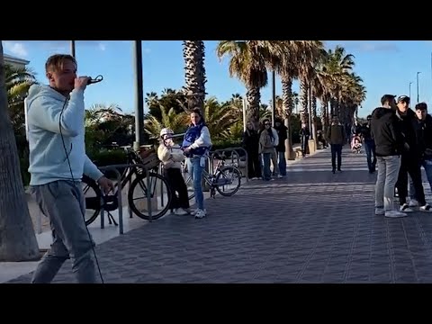 Видео: Парень поёт вживую Розовый Вечер на пляже в Испании (Ласковый Май)