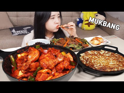 Видео: приготовление MUKBANG :) острая тушеная курица, жареный рис с сыром моцарелла, десерт клубника.
