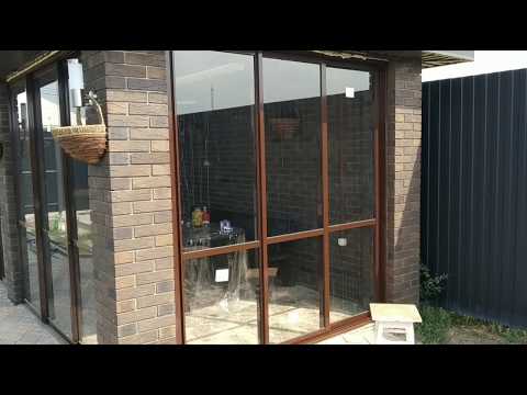 Видео: Раздвижная алюминиевая система. Остекление беседки от пола до потолка.