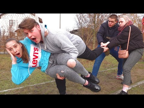 Видео: ЛЮБОВНАЯ ПАРОЧКА ТИКАЕТ от ЗЛЫХ ДРУЗЕЙ!!