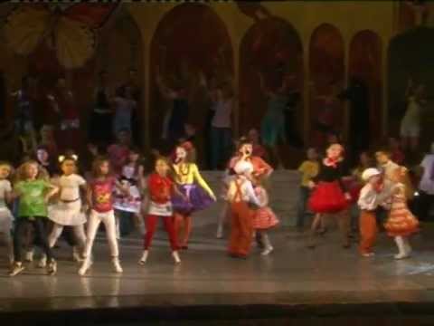 Видео: «Песенка про лето» - солисты ДМЦ «Волшебный микрофон»